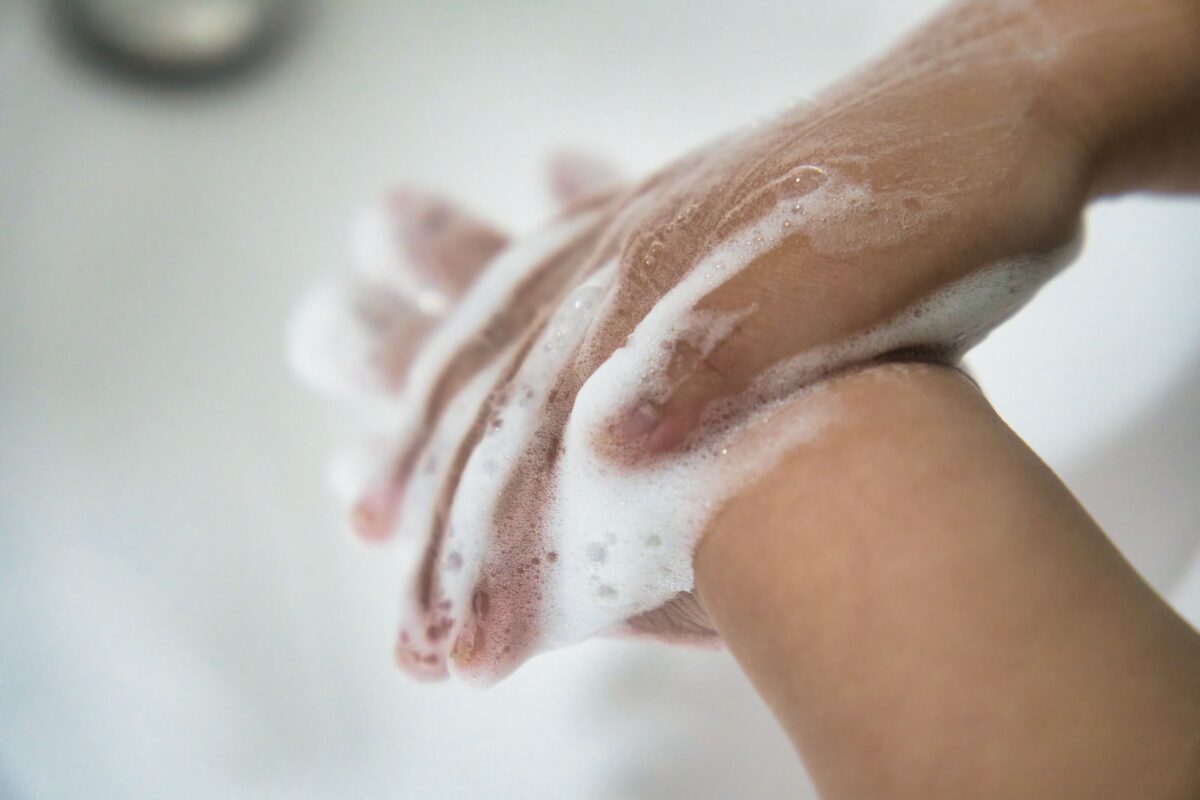 手洗いする子供